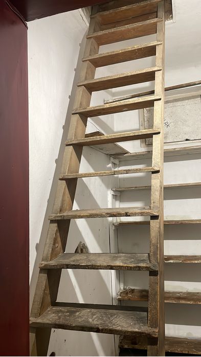 Scara din lemn pentru pod