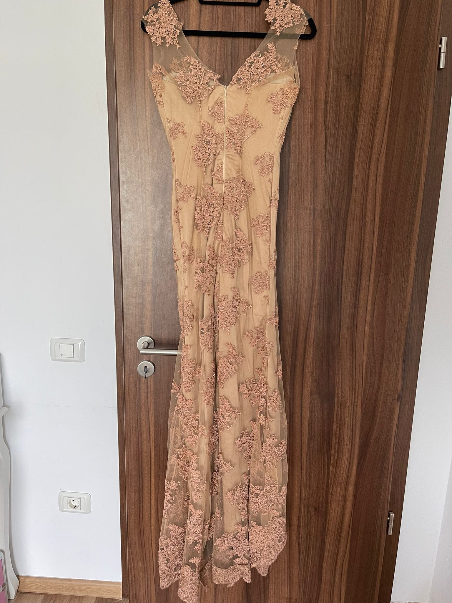 Vand rochie de ocazie din dantela