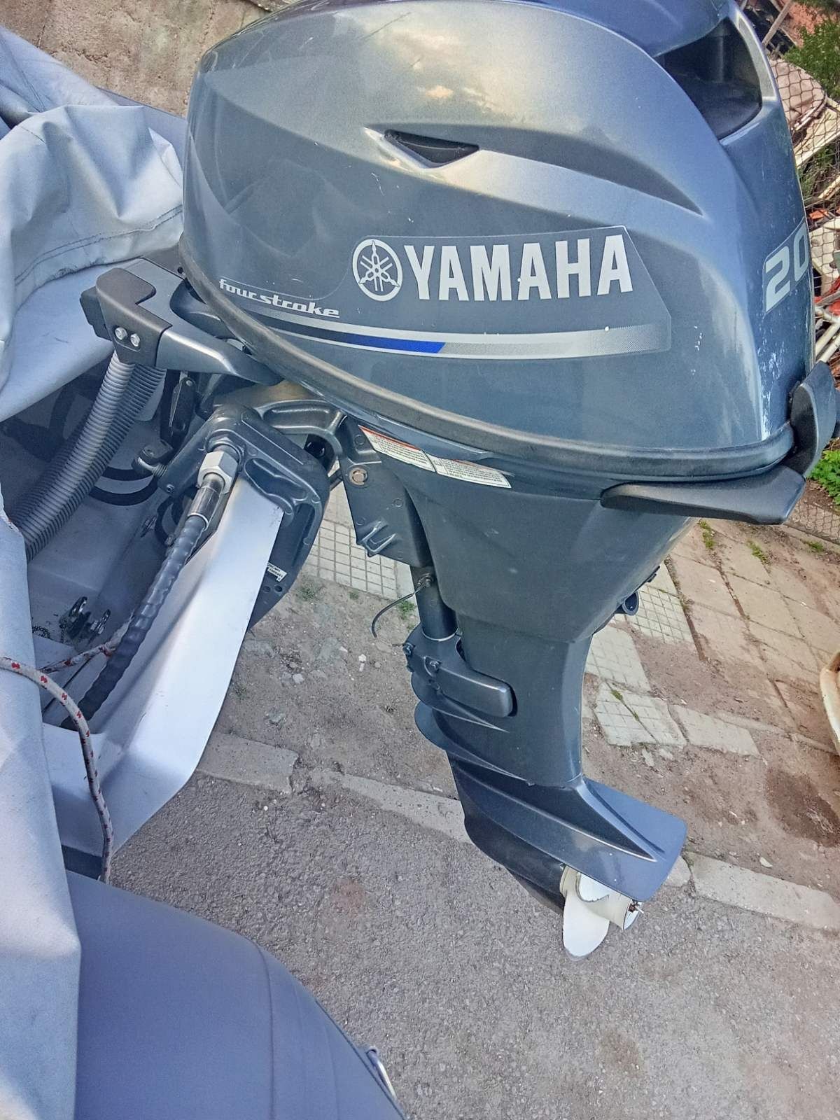 Извънбордов двигател за лодка Yamaha 20 hp като нов-2020г на 230часа