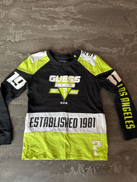Блузка на марката Guess
