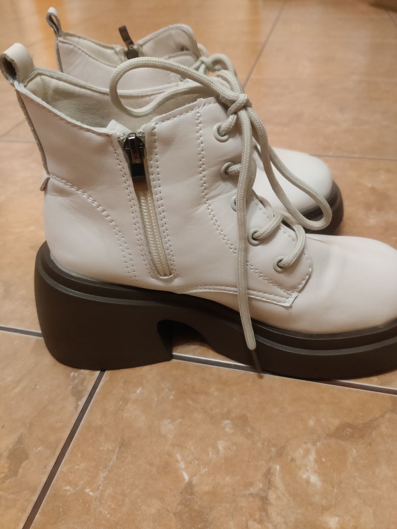 Ghete albe din piele naturală