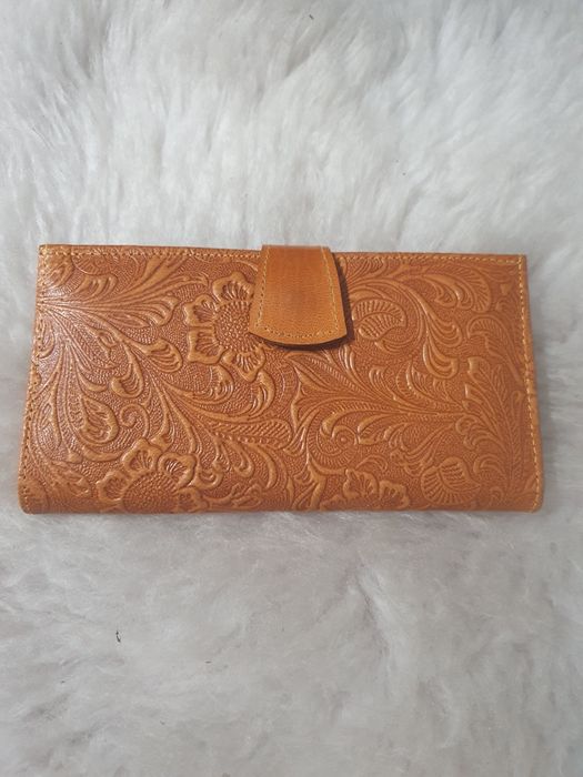 Дамски портфейли от естествена кожа