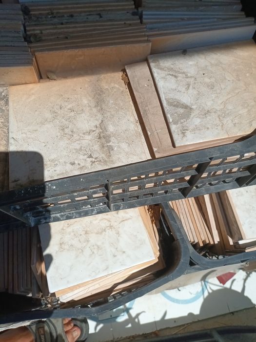 Vând 11,5 mp dimensiune 15x15 nouă. La un preț simbolic