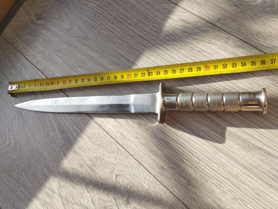 Pumnal Masiv Model Deosebit pentru pasionați