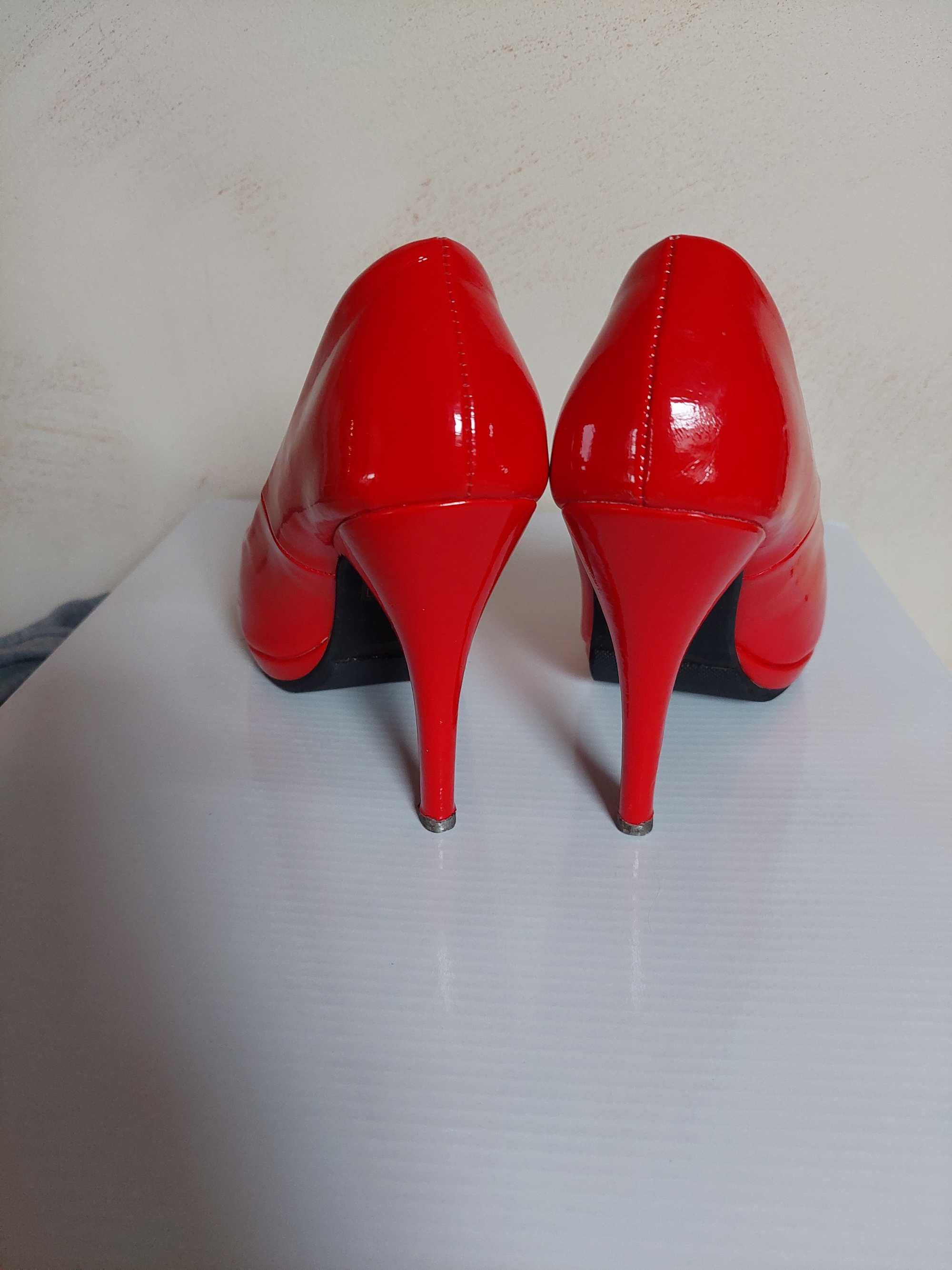 Червени лачени обувки 35ти номер