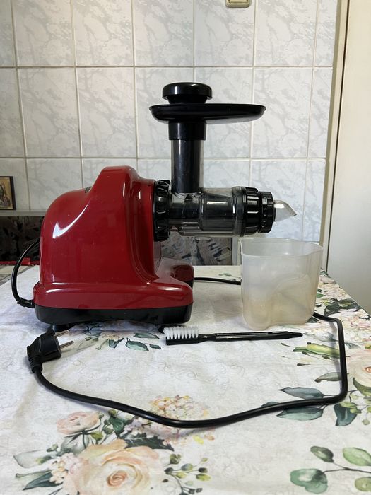 Vând storcator presat la rece multifuncțional BIO CHEF.