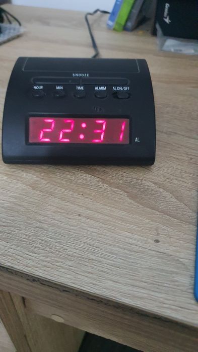 Ceas electronic de masă