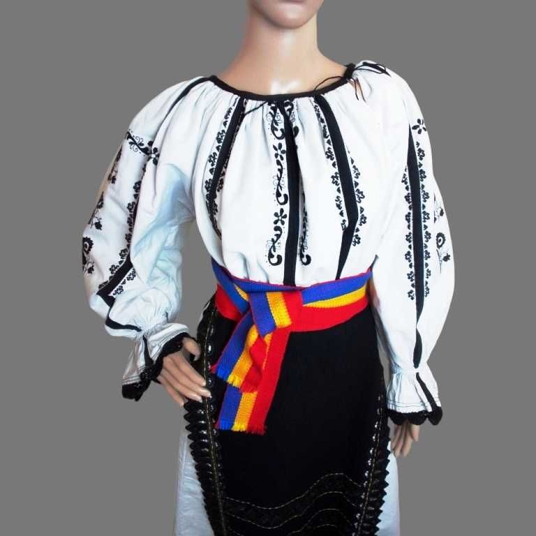Costum popular vechi lucrat manual din zona Sibiului masura M-L sau L