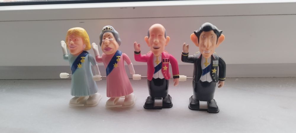 De  vânzare toate figurinele la 200 ron