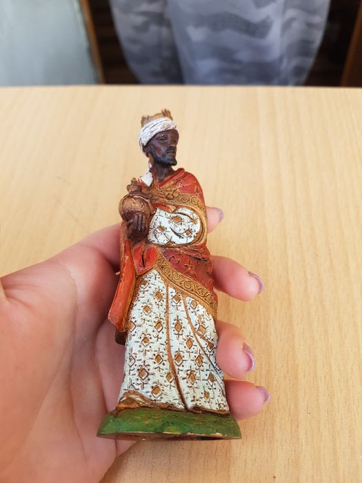 Две статуетки фигури