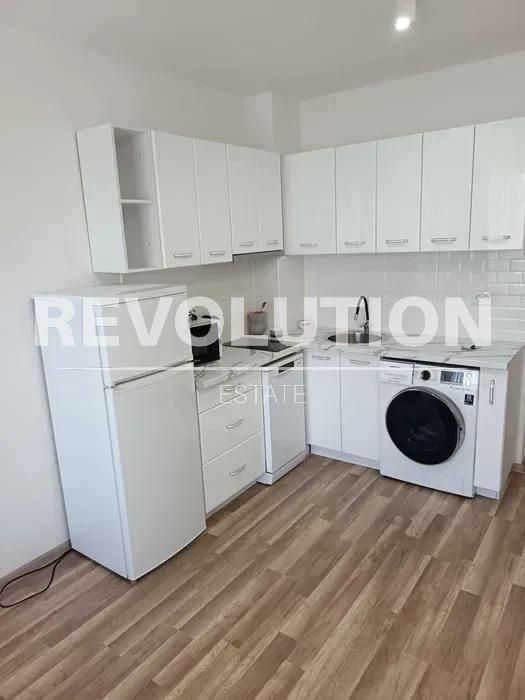 Двустаен апартамент в района на  Св.Св. Константин и Елена!