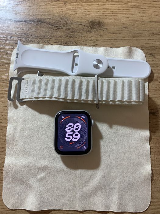 Apple Watch SE (2021) 44 мм — Серый цвет