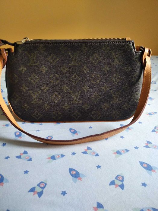 Дамска средна кафява чанта