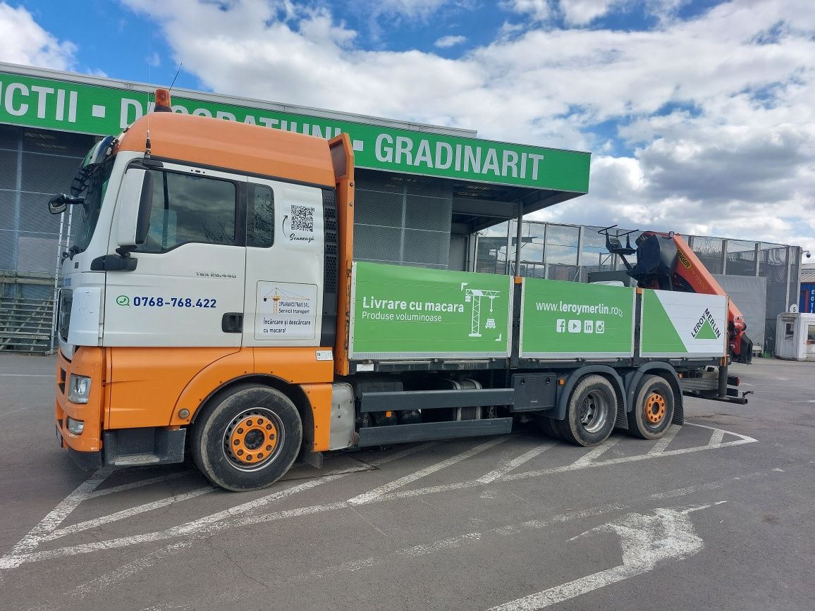 Transport materiale construcți cu camion cu macara și container