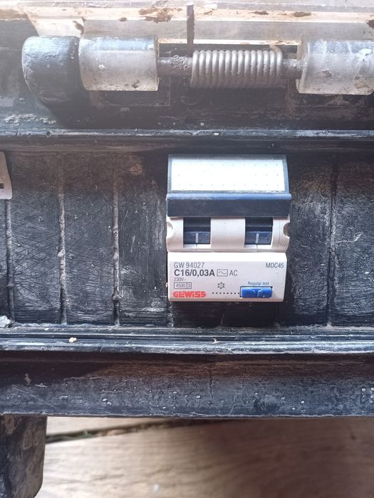 Vând distribuitor trifazic 16A