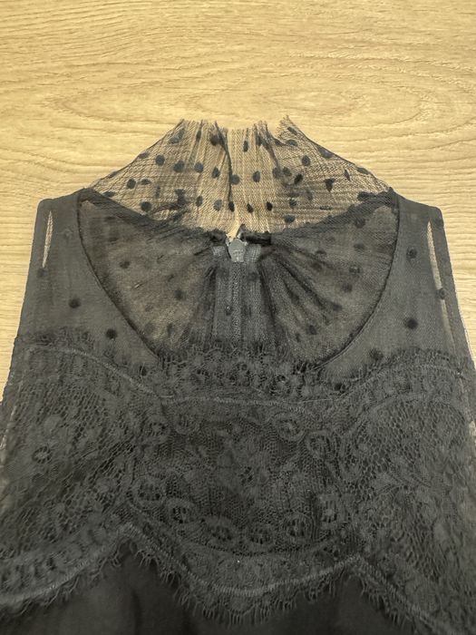 Черна рокля с дантела и сатен