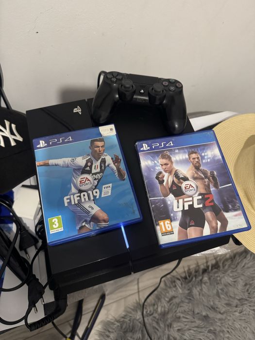 Playstation 4  cu o maneta si 2 jocuri