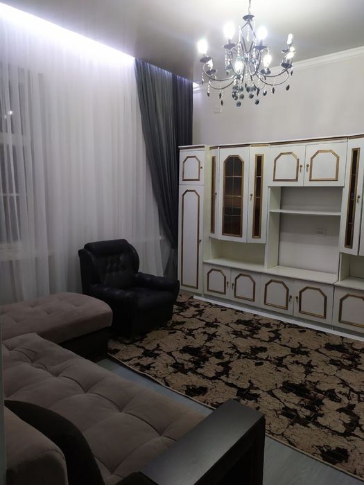 Просторная 1 комнатная с мебелью и техникой в центре Чирчика