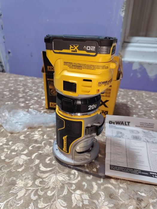 Девалт фреза DCW600B