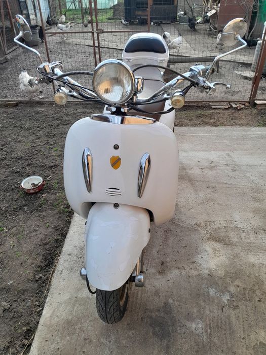 Scooter Benero alb 2018