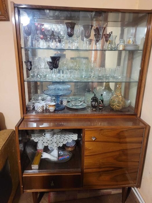 vand vitrina sufragerie