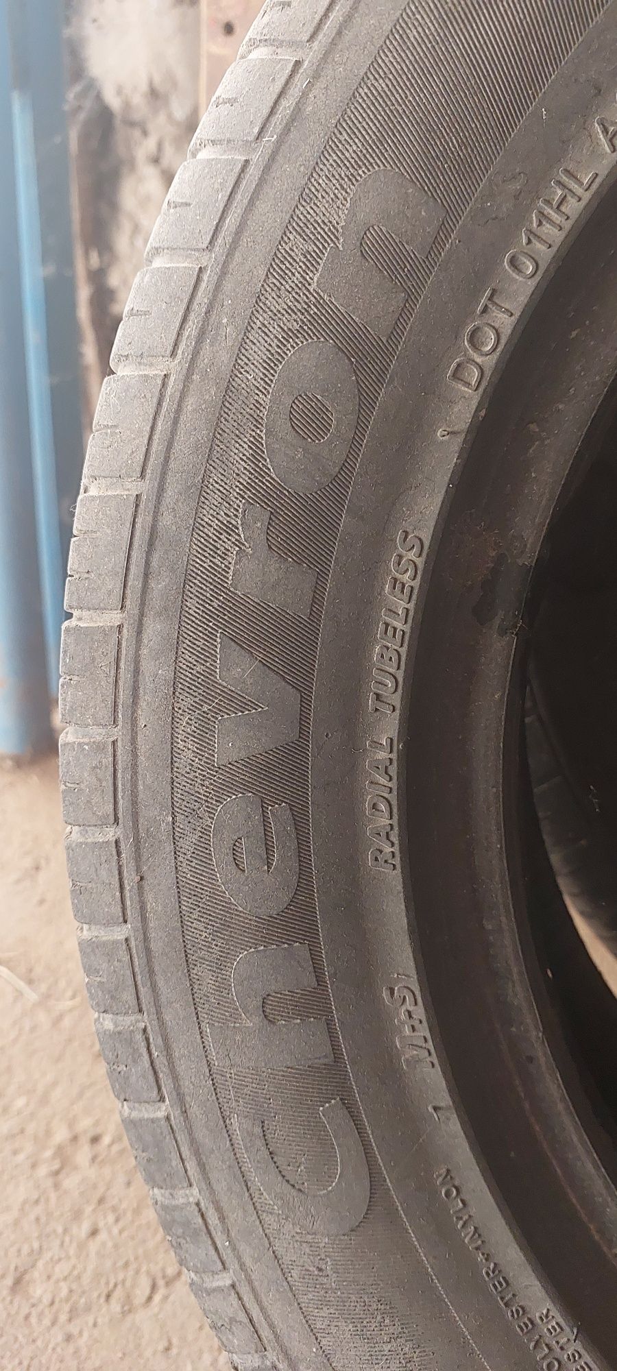 Продаю шины в количестве 4 штуки. Размер 185/65 R14, состояние среднее