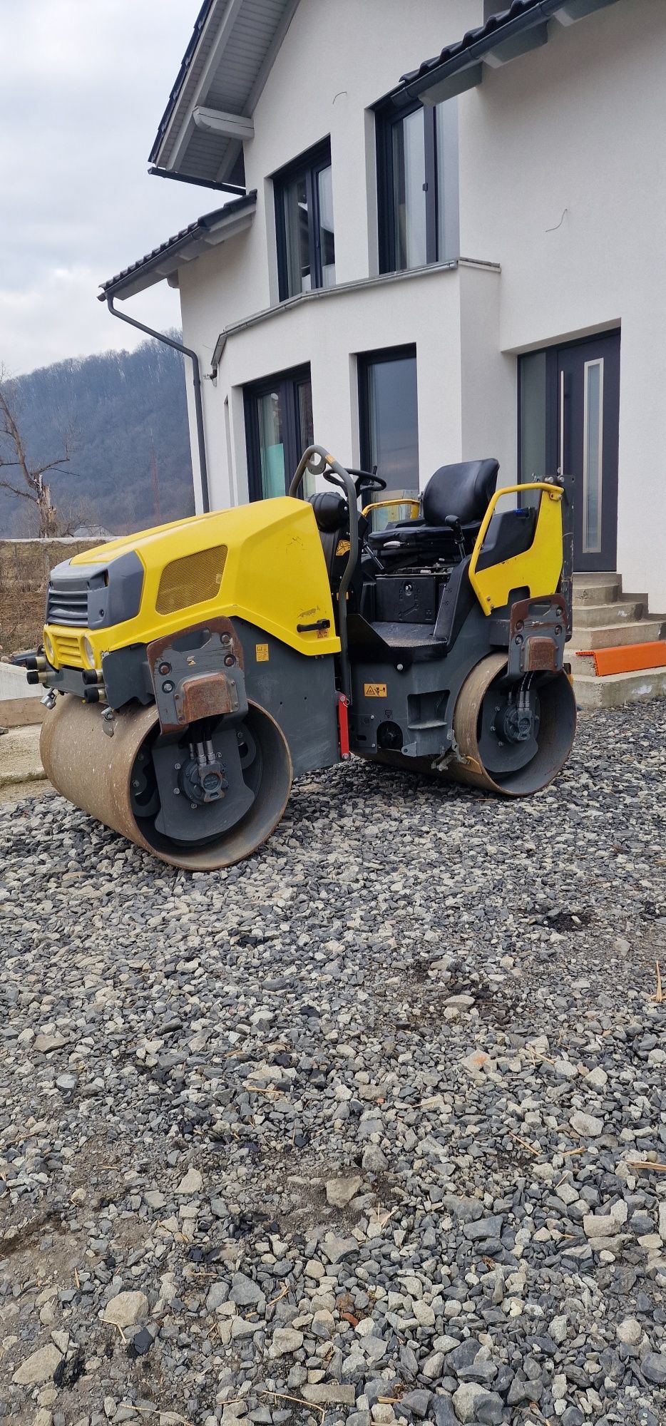 Închiriez bobcat  cilindru compactor