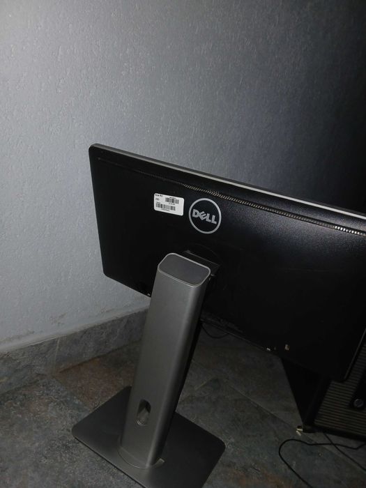 Vănd monitor,calculator si tastatură