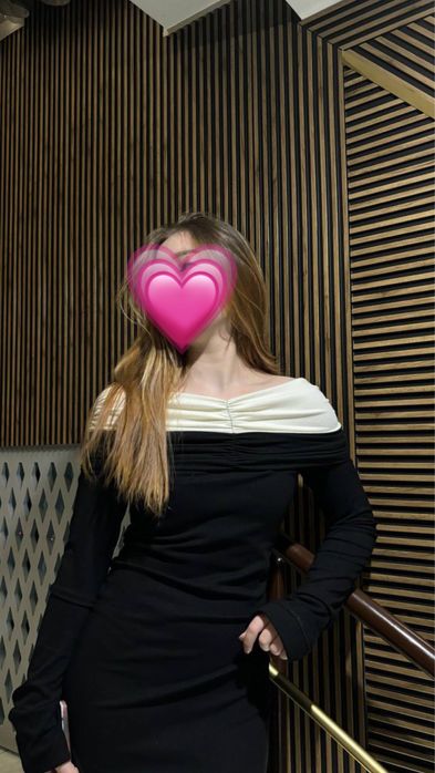 Чёрное платье с открытыми плечами