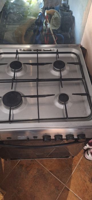 aragaz  pe gaz inox Hotpoint Ariston