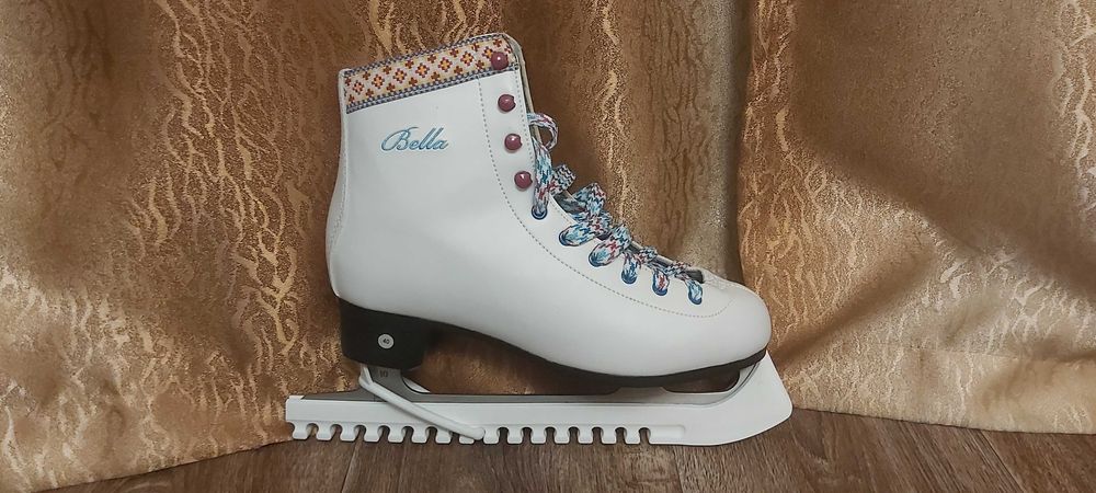 Продам женские фигурные коньки