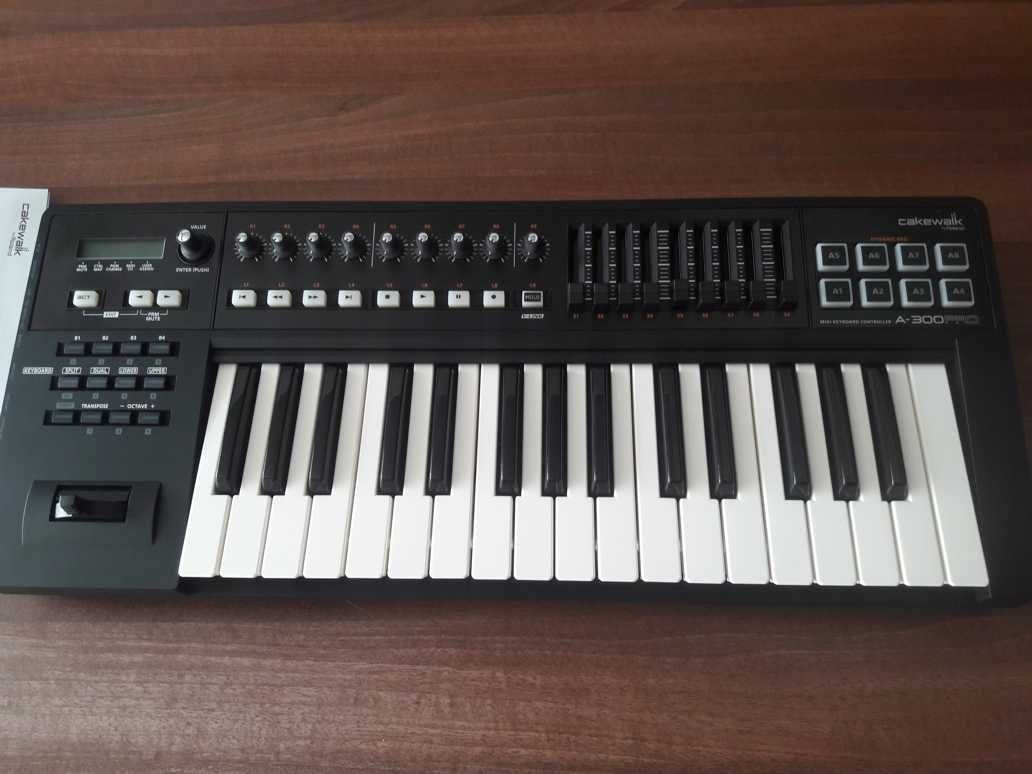 Roland A300 PRO MIDI контролер