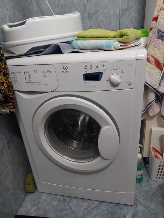 Vând mașină de spălat Indesit