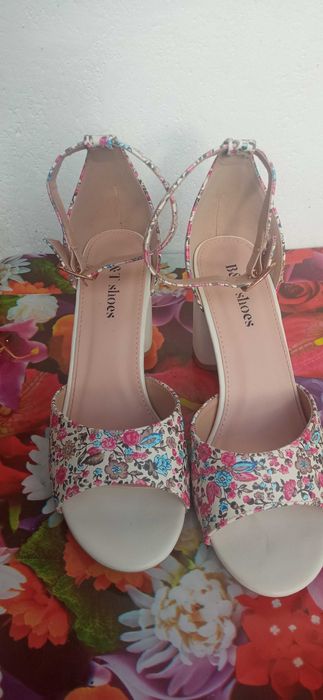 Sandale bej cu toc 38
