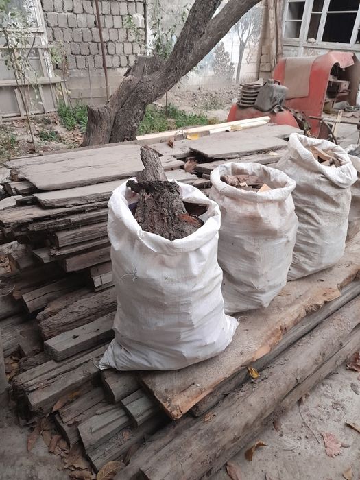 Дрова в большом количестве.