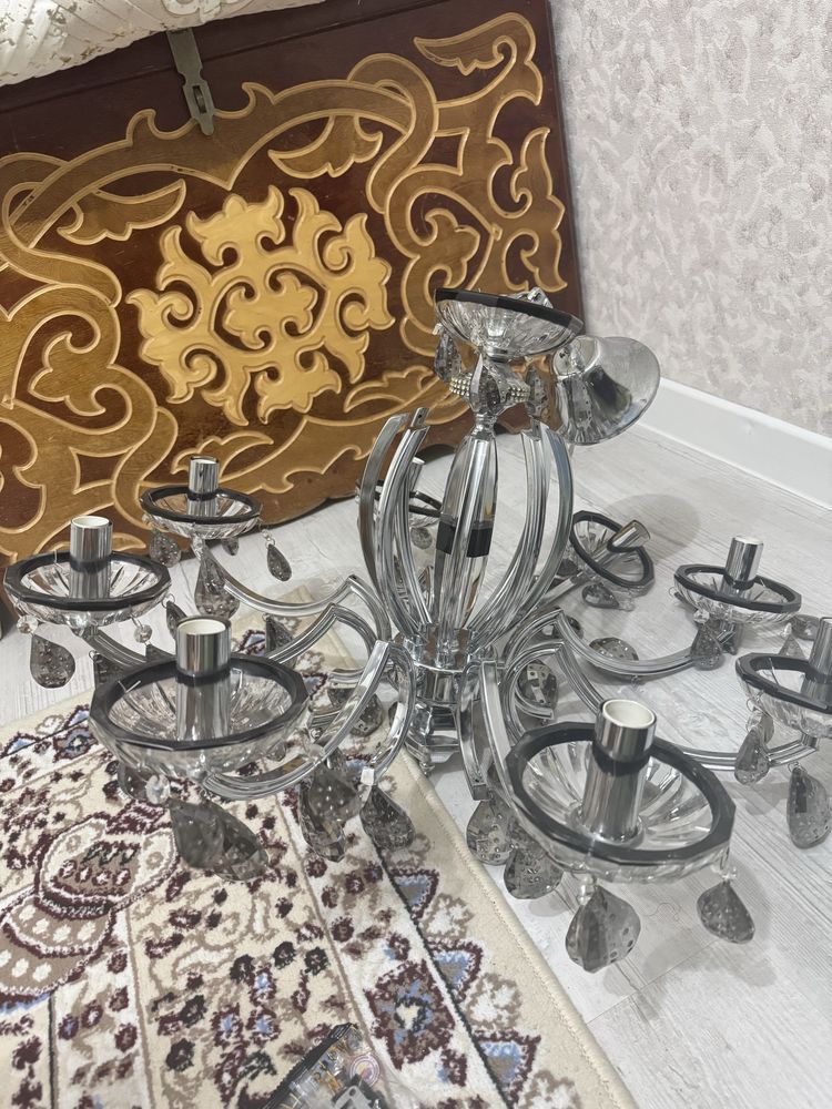 Продам Люстру  в идиальном состояний