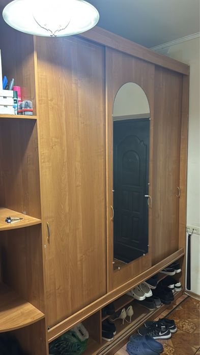 Продается шкаф в прихожую