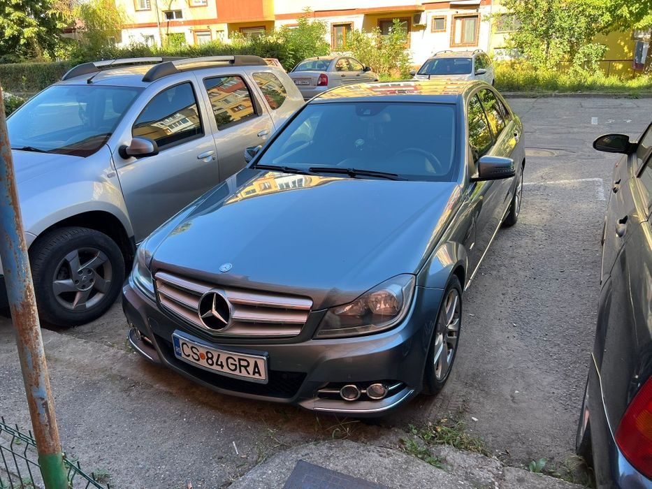 Vând Mercedes Benz C-Class