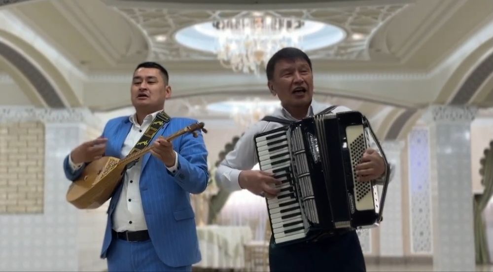 Тамада домбыра баян әнші бишілер триосымен