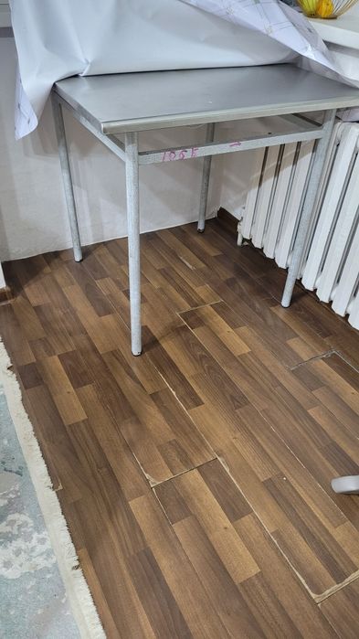 Срочно продам кухонный металический стол. Размер 80/80