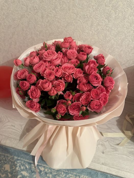 Кустовые розовые розы букет