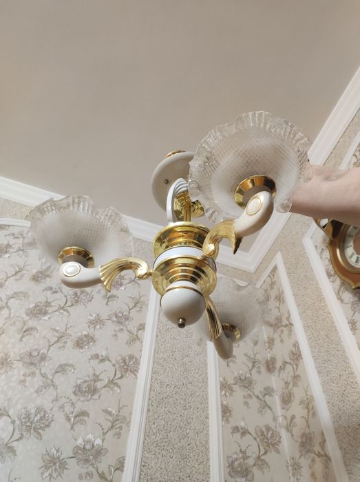 Люстра белая продается