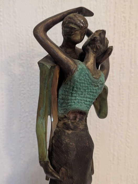 Бронзова скулптура, прегръдка - мъж и жена