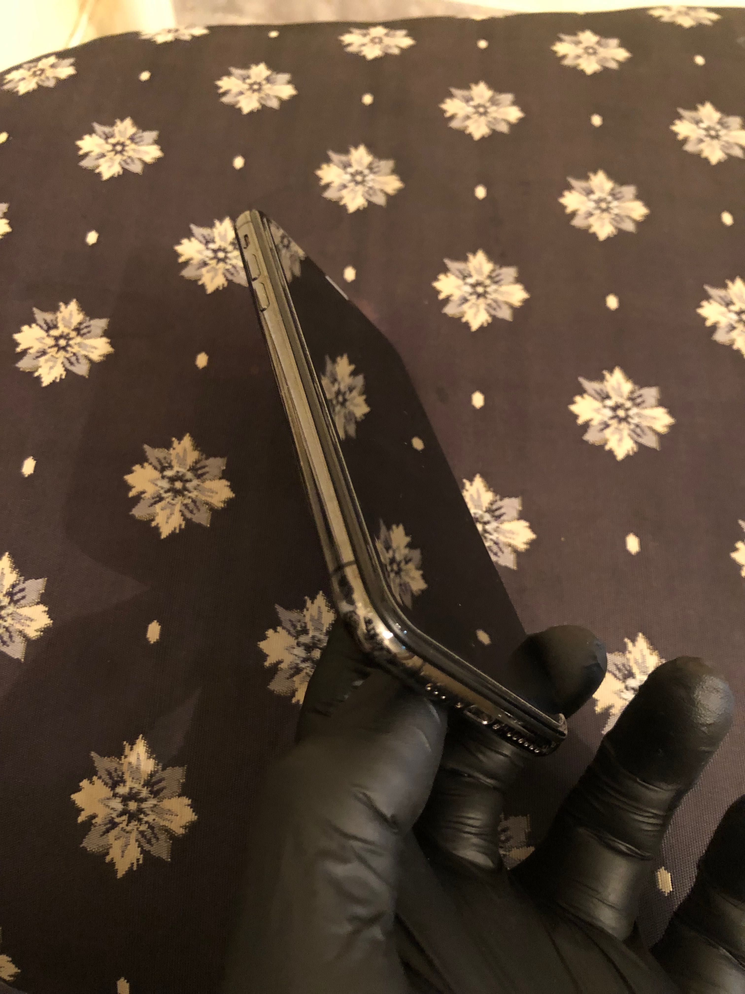 Продавам черен iPhone XS 256GB.