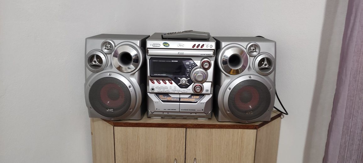 Напълно функционална уредба с две колони на JVC