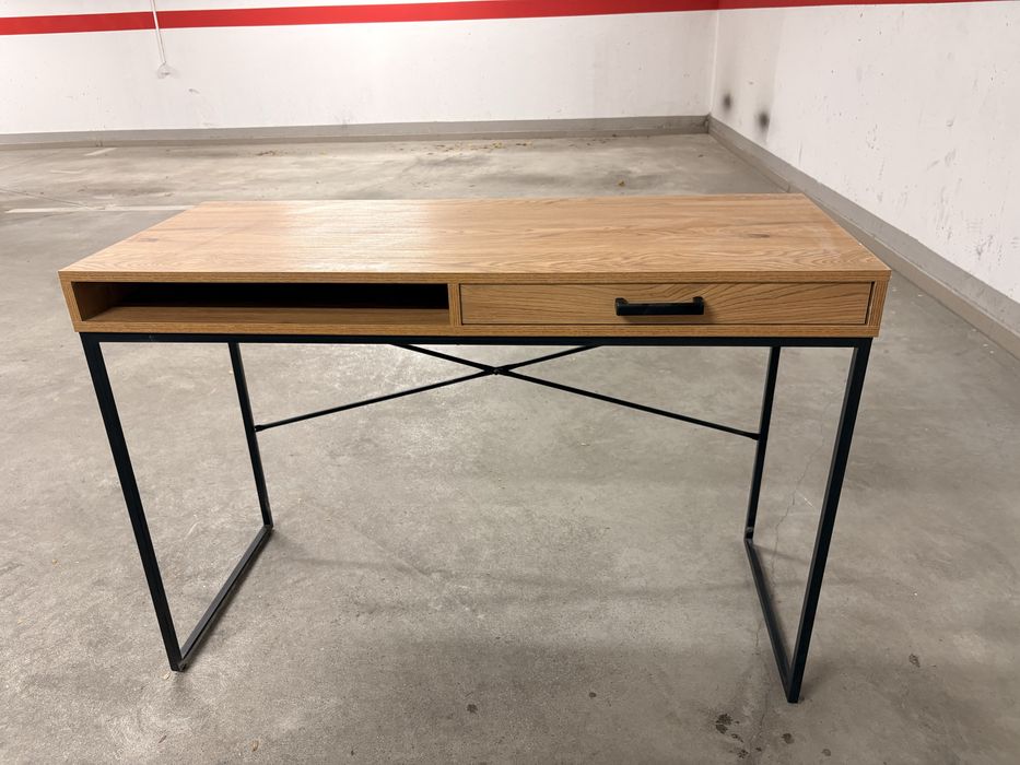 Бюро - цвят орех и черени метални елементи