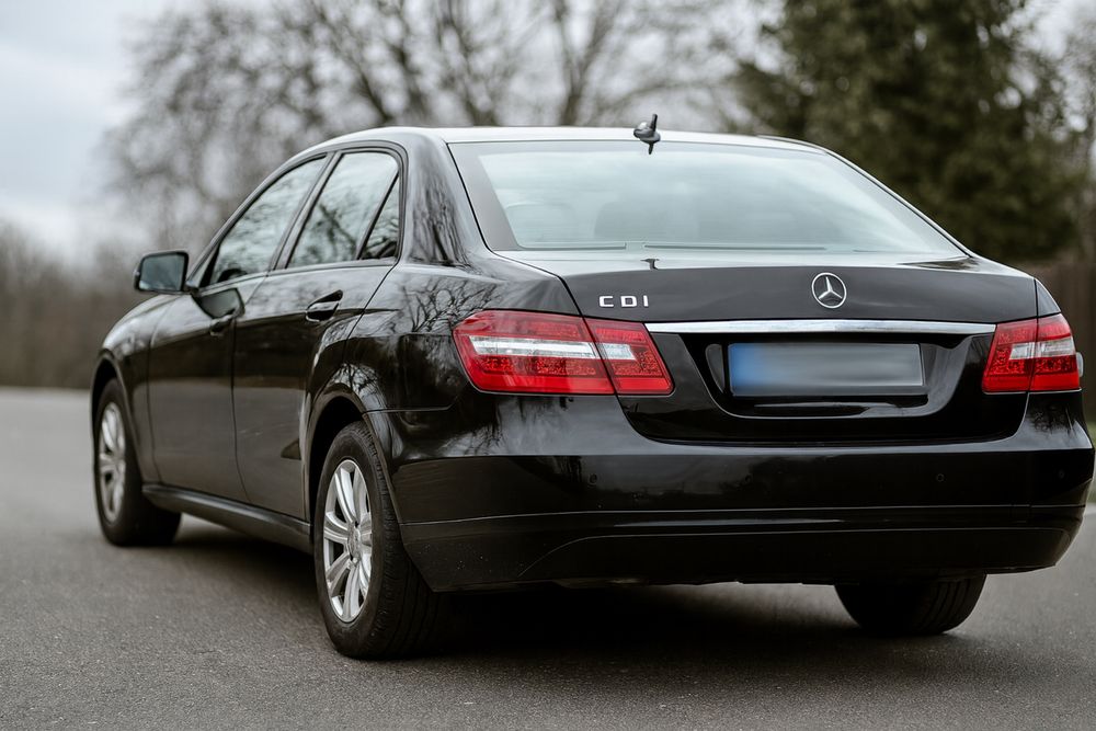 Mercedes-Benz E-Class – Prim Proprietar, Întreținut Exemplar