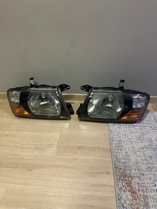 Фары на Mitsubishi Pajero 3 поколение до рест и рест