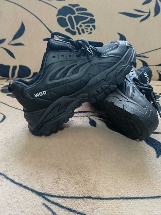 Adidași noi mărime 39
