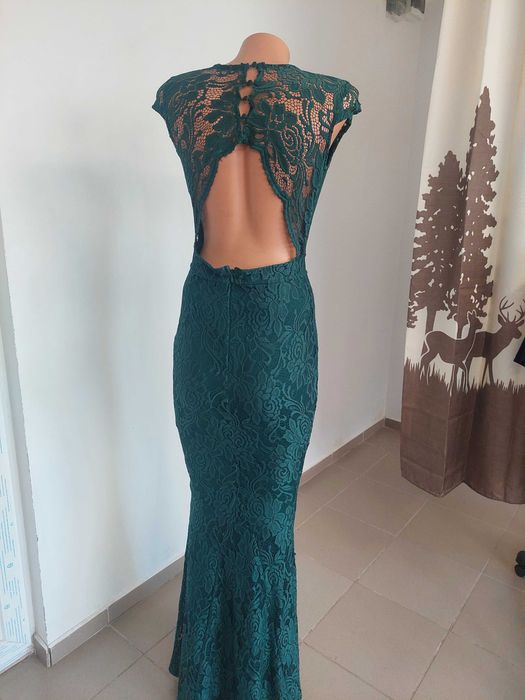 Елегантна зелена дантелена рокля.